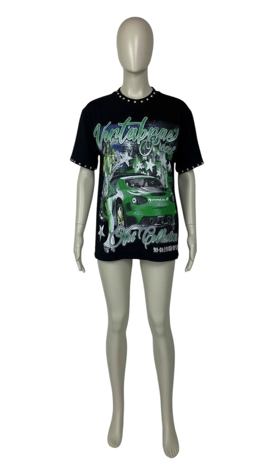 T-Shirt Negra “Veritabene Speed” con Diseño de Auto Verde – Edición Street Racing