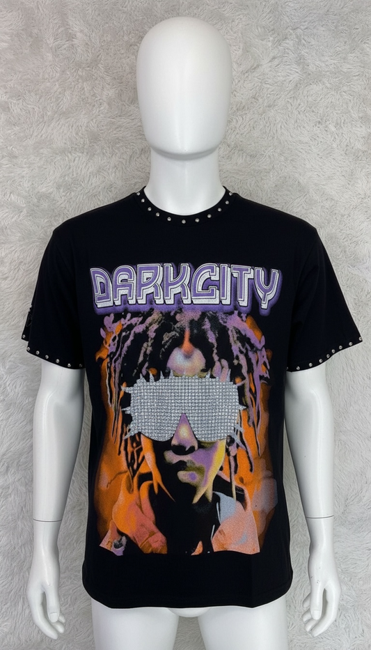 T-Shirt Negra “DARK CITY” con Estampado Artístico y Lentes en Cristales – Edición Exclusiva