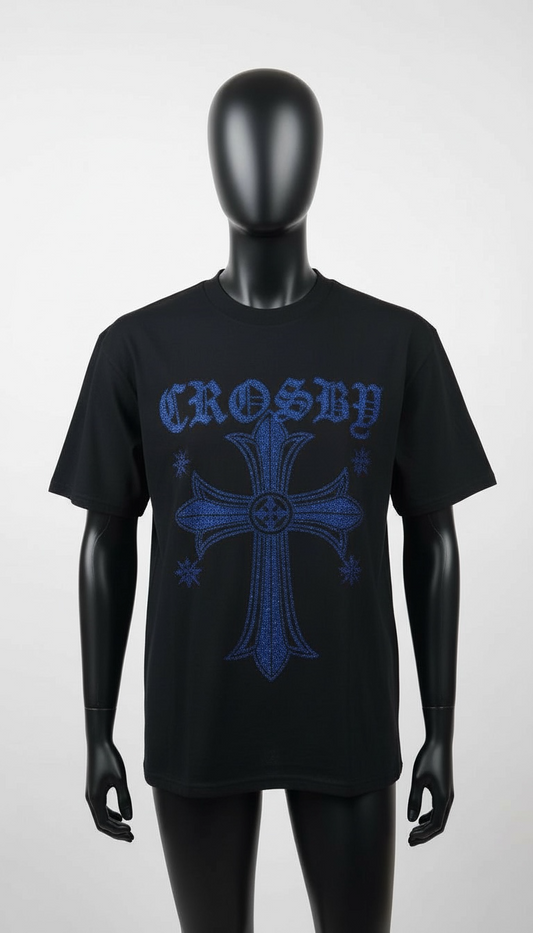 Descripción del Producto  T-Shirt Negra “CROSBY” con Cruz en Cristales Azules – Edición Premium