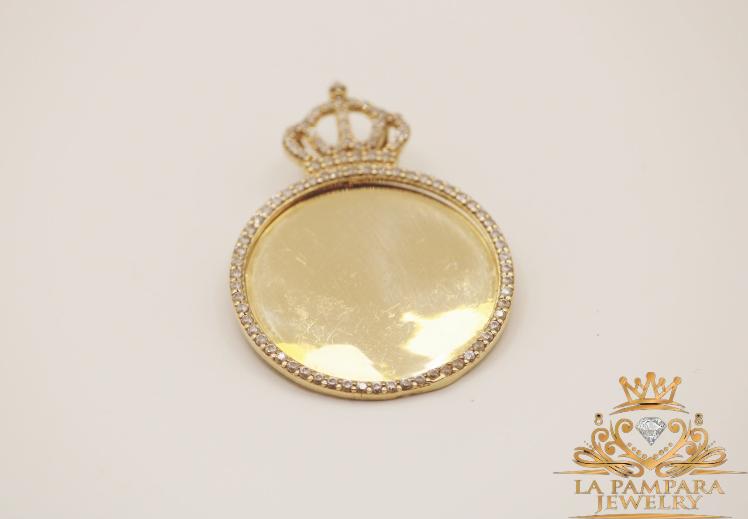 Queen round photo pendant 14k