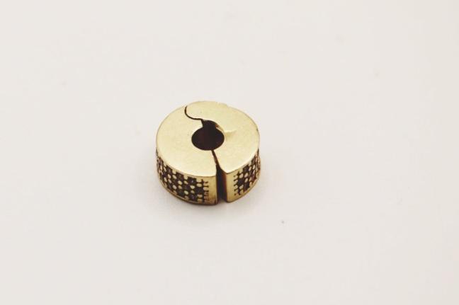 Circle charm 14k