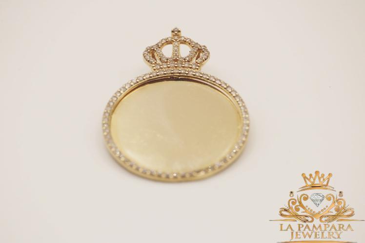 Queen round photo pendant 14k
