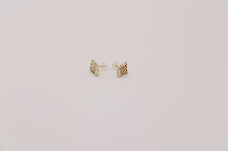 Medium star Earring 14k